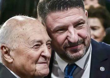 Το ύστατο αντίο στον πατέρα του είπε ο Νίκος Χαρδαλιάς – Στην Αμφιλοχία η ταφή (φωτο)