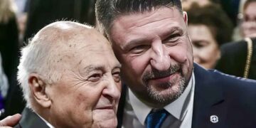 Το ύστατο αντίο στον πατέρα του είπε ο Νίκος Χαρδαλιάς – Στην Αμφιλοχία η ταφή (φωτο)