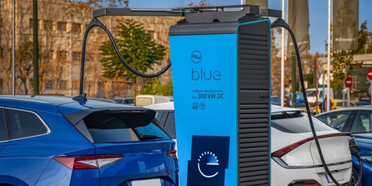 Έρχονται 2.500 σύγχρονοι σταθμοί φόρτισης από τη ΔΕΗ εντός διετίας