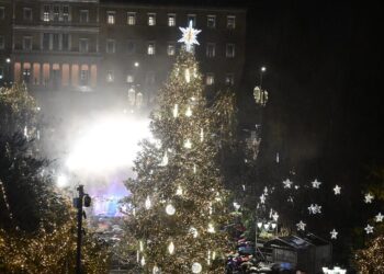Άναψε το Χριστουγεννιάτικο δέντρο της Αθήνας στο Σύνταγμα – Υπό βροχή οι εκδηλώσεις