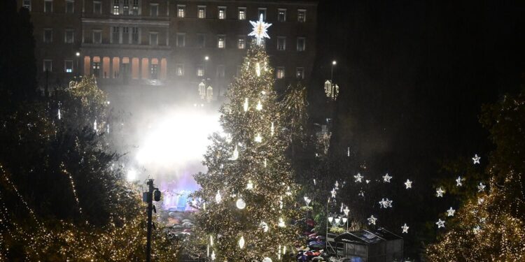 Άναψε το Χριστουγεννιάτικο δέντρο της Αθήνας στο Σύνταγμα – Υπό βροχή οι εκδηλώσεις