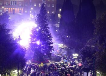 Ανάβει το Χριστουγεννιάτικο δέντρο της Αθήνας στο Σύνταγμα – Υπό βροχή οι εκδηλώσεις