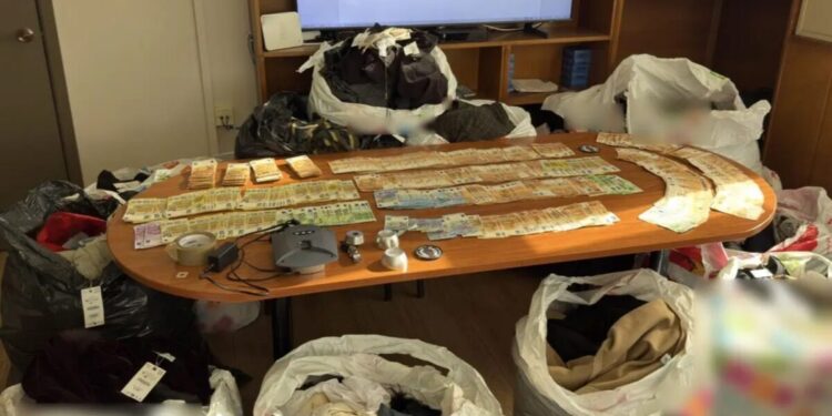 Εγκληματική οργάνωση έκλεβε ρούχα από καταστήματα στην Αττική και τα πουλούσε στην Αλβανία – Βίντεο από την δράση τους