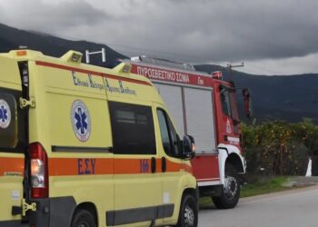 Λεωφόρος Σχιστού: Άνδρας απειλούσε να πέσει από γέφυρα, τον μετέπεισαν και κατέβηκε