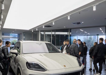 Porsche: ενισχύει τις σχολές μαθητείας της ΔΥΠΑ στη Θεσσαλία με σύγχρονους εργαλειοφόρους