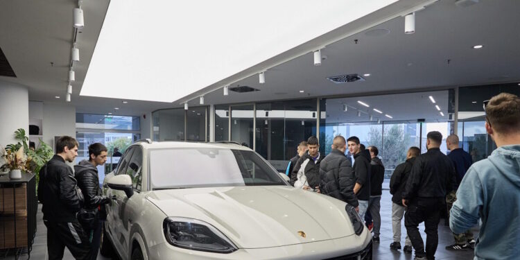 Porsche: ενισχύει τις σχολές μαθητείας της ΔΥΠΑ στη Θεσσαλία με σύγχρονους εργαλειοφόρους