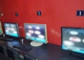 Έπαιζαν παράνομα «φρουτάκια» σε κατάστημα της Αθήνας: Συνελήφθη η ιδιοκτήτρια – Χειροπέδες και σε 2 πελάτες