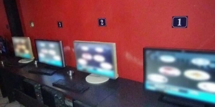 Έπαιζαν παράνομα «φρουτάκια» σε κατάστημα της Αθήνας: Συνελήφθη η ιδιοκτήτρια – Χειροπέδες και σε 2 πελάτες