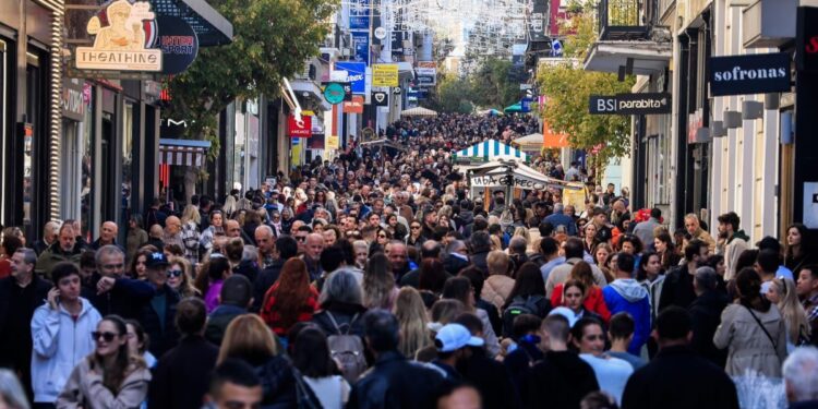 Η Ερμού βούλιαξε από τον κόσμο για τα ανοιχτά καταστήματα – Συνεχίζονται οι προσφορές της Black Friday
