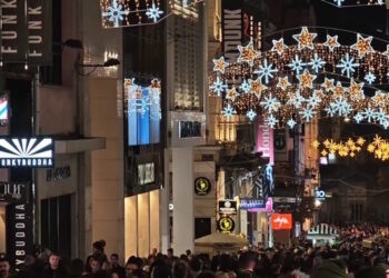 «Προσκύνημα» καταναλωτών στην Ερμού για τις γιορτές – Η Black Friday μετατέθηκε για Σάββατο