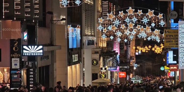 «Προσκύνημα» καταναλωτών στην Ερμού για τις γιορτές – Η Black Friday μετατέθηκε για Σάββατο