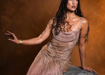 H Evangelia χορεύει ζεϊμπέκικο αλλιώς για το νέο τραγούδι της «Αστείο»