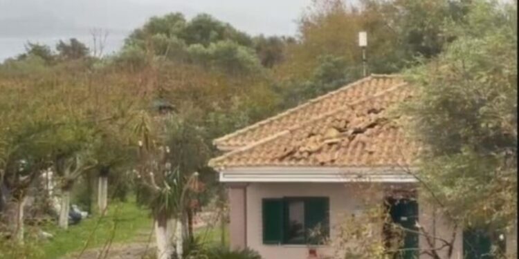 Η κακοκαιρία Adel σάρωσε την Φοινικούντα: Ανεμοστρόβιλος ξήλωσε στέγες σπιτιών και προκάλεσε ζημιές σε επιχειρήσεις