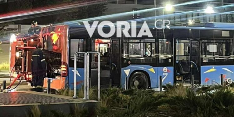 Θεσσαλονίκη: Φωτιά σε λεωφορείο του ΟΑΣΘ στο κέντρο της πόλης