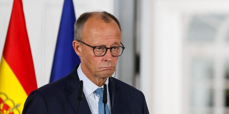 Ο Μερτς στηρίζει το δασμολογικό σχέδιο της ΕΕ για στήριξη των ευρωπαϊκών χαλυβουργιών