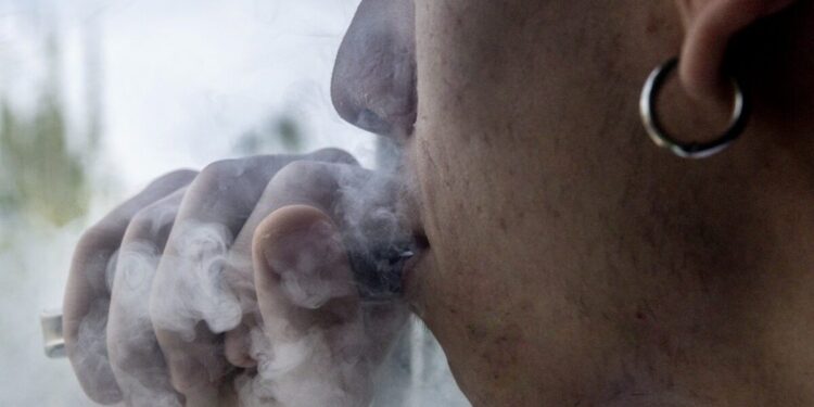 Άτμισμα: 6 στους 10 εφήβους αγοράζουν προϊόντα ατμίσματος με τη βοήθεια ενηλίκων