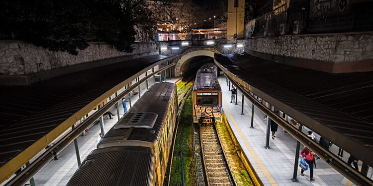 ΗΣΑΠ: Ακινητοποιημένος συρμός μεταξύ Καλλιθέας και Ταύρου – Δύο άνθρωποι έπεσαν στις ράγες του τρένου