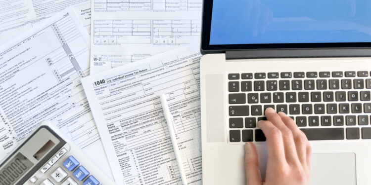 Προϋπολογισμός: Στα 59,2 δισ. ευρώ τα φοροέσοδα – Πρωτογενές πλεόνασμα 10,2 δισ.