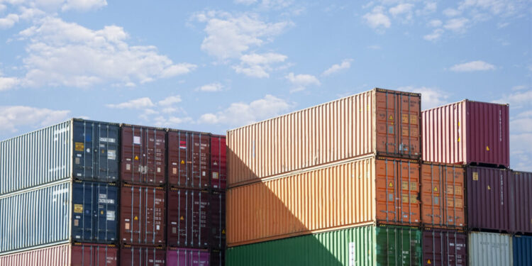 Νέο πλήγμα στο εμπορικό πλεόνασμα της ΕΕ από τους δασμούς Τραμπ