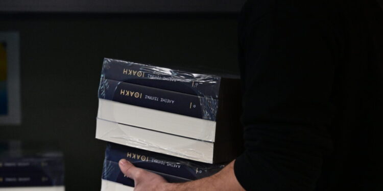 Το βιβλίο του Αλέξη Τσίπρα «Ιθάκη» εξαντλήθηκε μέσα σε λίγες ώρες – Εξαντλήθηκαν 33.000 αντίτυπα