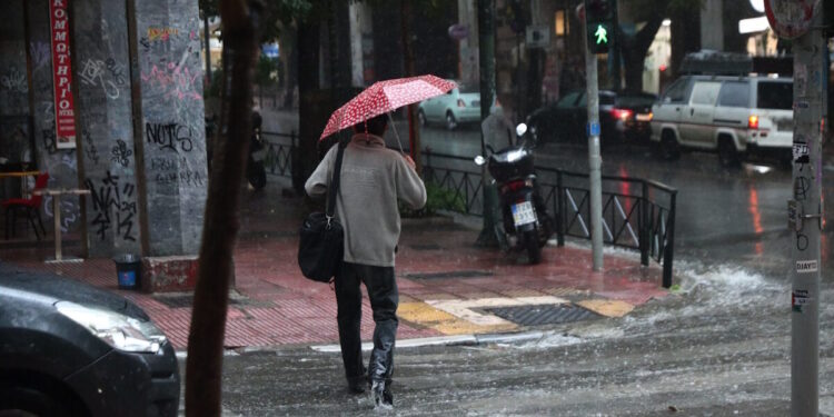 Καιρός σήμερα: Βροχές και καταιγίδες «χτυπούν» Ιόνιο και Ήπειρο – Έως 7 μποφόρ οι άνεμοι στο Αιγαίο