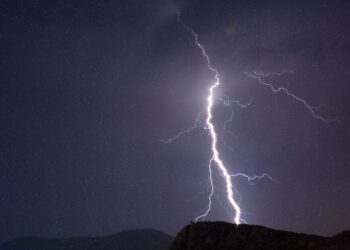 Καιρός: Συναγερμός για έντονα φαινόμενα με καταιγίδες, κεραυνούς και χαλάζι την Πέμπτη – Οι 12 περιοχές που θα βρεθούν στο διάβα της Adel