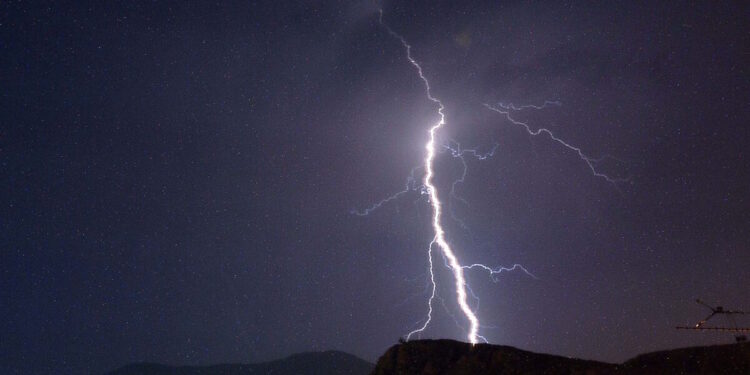 Καιρός: Συναγερμός για έντονα φαινόμενα με καταιγίδες, κεραυνούς και χαλάζι την Πέμπτη – Οι 12 περιοχές που θα βρεθούν στο διάβα της Adel