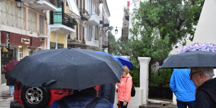 Καιρός αύριο: Τοπικές βροχές και καταιγίδες στα κεντροανατολικά της χώρας – Μικρή πτώση της θερμοκρασίας