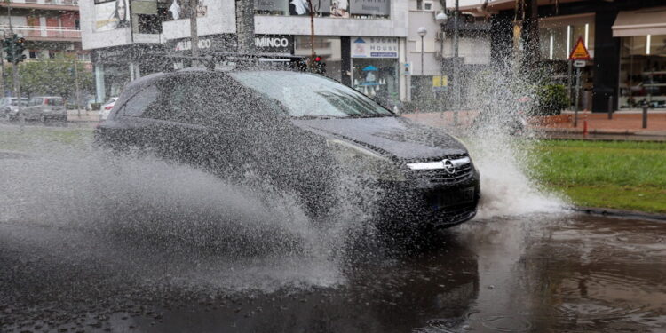 Καιρός σήμερα: Ενισχύονται οι βροχές και οι άνεμοι – Καταιγίδες σε Ιόνιο, Ήπειρο και δυτική Στερεά