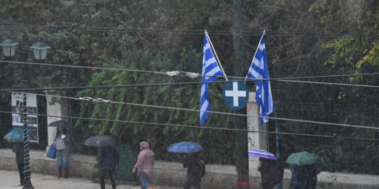 Καιρός αύριο: Τοπικές βροχές, νεφώσεις και πτώση της θερμοκρασίας που δεν ξεπερνά τους 22 βαθμούς