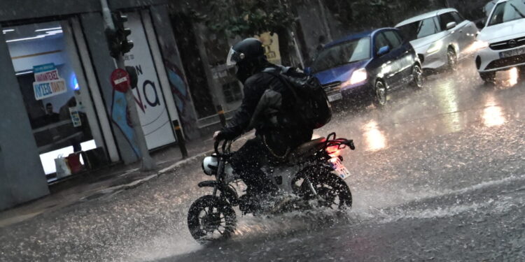 Καιρός σήμερα: Ισχυρά φαινόμενα σε Ιόνιο, Ήπειρο και Αιτωλοακαρνανία – Μικρή πτώση της θερμοκρασίας