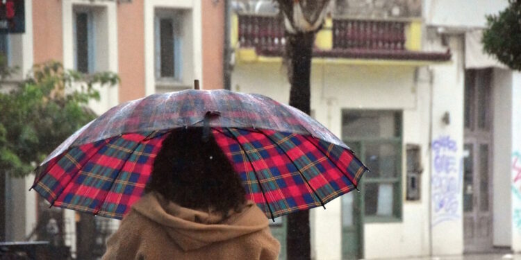Καιρός αύριο: Ισχυρές βροχές και καταιγίδες σε Ιόνιο και Ήπειρο – Μικρή άνοδος της θερμοκρασίας