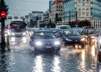 Τέσσερα δέντρα έπεσαν σε αυτοκίνητα στο Παλαιό Φάληρο, κινδύνευσαν περαστικοί