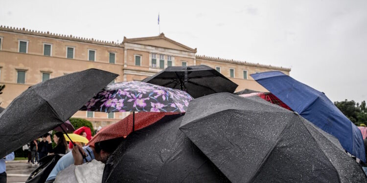 Καιρός αύριο: Τοπικές βροχές και καταιγίδες – Η θερμοκρασία «πέφτει», οι άνεμοι δυναμώνουν