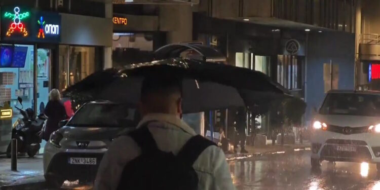 Κακοκαιρία Adel: Καταρρακτώδης βροχή στην Αττική – Στο «κόκκινο» οι δρόμοι της Αθήνας