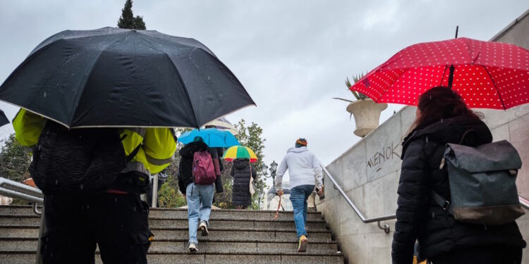 Καιρός: Τριήμερο με βροχές και καταιγίδες – Οι περιοχές που θα πέσει περισσότερο νερό