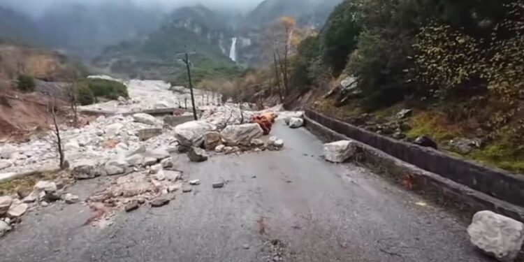 Κακοκαιρία Adel: Κατολισθήσεις στα Τζουμέρκα, χαλάζι και πλημμύρες σε Αργολίδα, Λακωνία και Κεφαλονιά – Εικόνες χάους