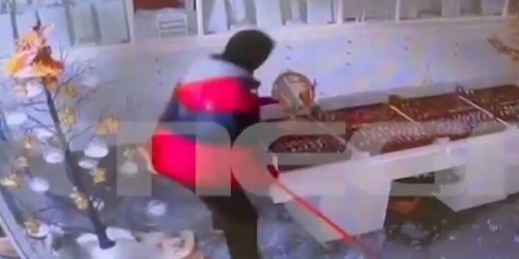 Καλαμάτα: Θρασύτατη διάρρηξη σε κοσμηματοπωλείο – Άρπαξαν τα κοσμήματα σε 20 δευτερόλεπτα