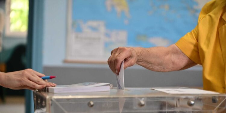 Δημοσκόπηση Interview: Προβάδισμα 10,6 μονάδων της ΝΔ έναντι του ΠΑΣΟΚ – 6 στους 10 αναποφάσιστους θα επιλέξουν κόμμα λίγες μέρες πριν τις εκλογές