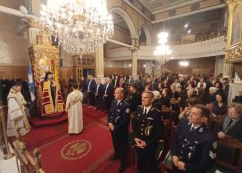 Πλήθος κόσμου στην υποδοχή της Τιμίας Κάρας Αγίου Βησσαρίωνος στην Αμφιλοχία (φωτο)