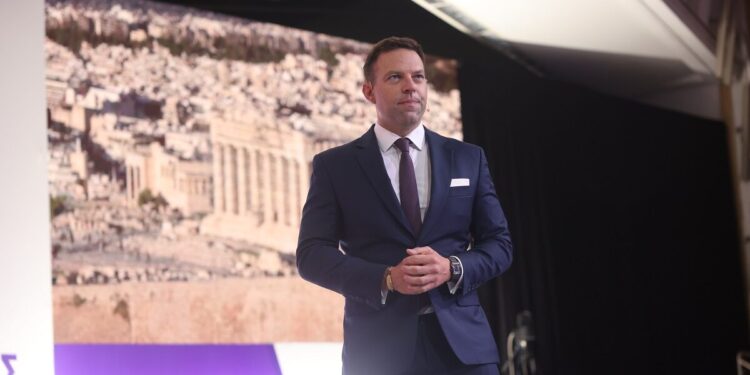 Ιθάκη: «Θα καταλήξει Τιτανικός» λέει ο Στέφανος Κασσελάκης – «Τα αγγλικά της Μπέττυς είναι χειρότερα από του Αλέξη»