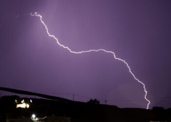 Η κακοκαιρία Adel έφερε στην Αττική εκατοντάδες αστραπές και κεραυνούς: Εξασθενούν τα φαινόμενα από το απόγευμα του Σαββάτου