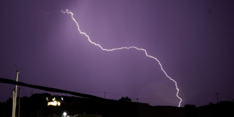 Η κακοκαιρία Adel έφερε στην Αττική εκατοντάδες αστραπές και κεραυνούς: Εξασθενούν τα φαινόμενα από το απόγευμα του Σαββάτου