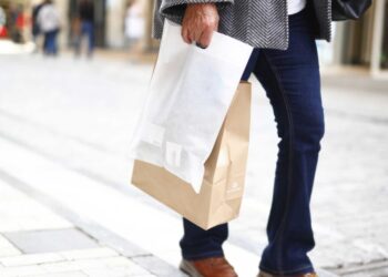 Τι ώρα ανοίγουν αύριο Κυριακή τα καταστήματα – Ποια σούπερ μάρκετ θα είναι ανοιχτά