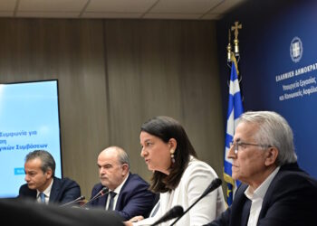 Συλλογικές συμβάσεις: Ιστορική συμφωνία κυβέρνησης – κοινωνικών εταίρων – Διευκολύνονται κλαδικές αυξήσεις μισθών