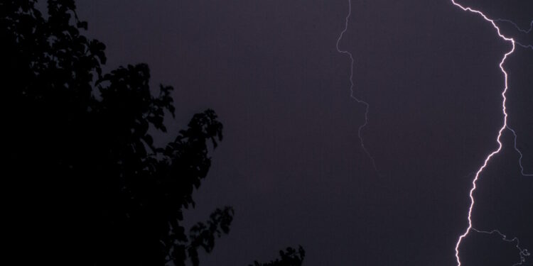 Καιρός – Ήπειρος: Καταρρακτώδεις βροχές και δυνατοί άνεμοι, κεραυνός άνοιξε τρύπα σε στέγη πολυκατοικίας