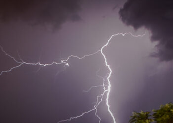 Μεσολόγγι: Kεραυνός έπεσε σε στρατόπεδο, προληπτικά τέσσερις στο Νοσοκομείο