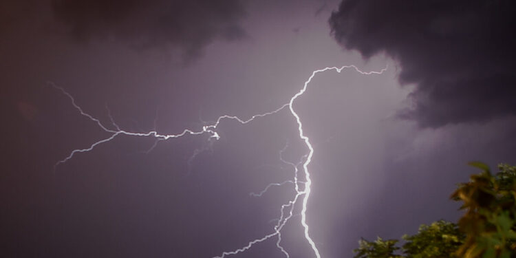 Μεσολόγγι: Kεραυνός έπεσε σε στρατόπεδο, προληπτικά τέσσερις στο νοσοκομείο – Διαψεύδει το ΓΕΣ