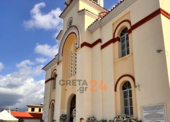 Οδύνη στην κηδεία του 19χρονου που σκοτώθηκε στη Ρόδο: Τον αποχαιρετούν με στρατιωτικό άγημα και λευκά τριαντάφυλλα