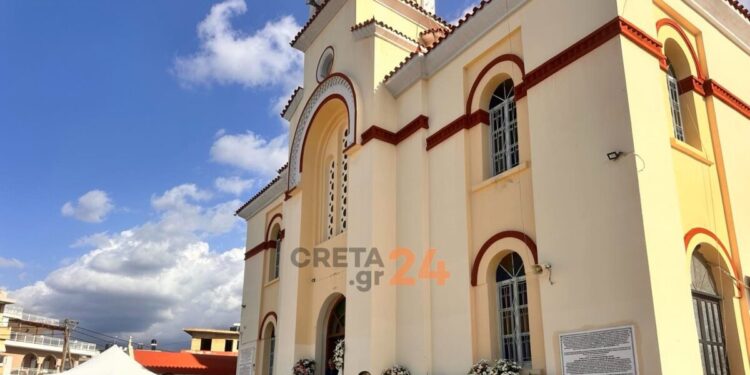 Οδύνη στην κηδεία του 19χρονου που σκοτώθηκε στη Ρόδο: Τον αποχαιρετούν με στρατιωτικό άγημα και λευκά τριαντάφυλλα